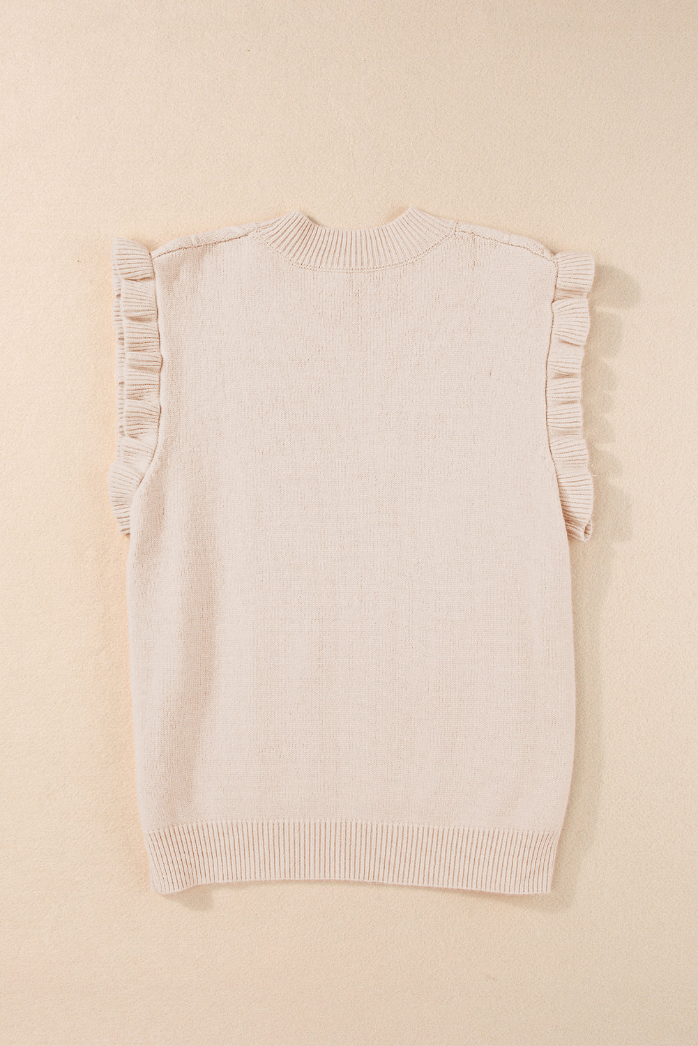 Pergamentfarbener kabelstrickpullover mit rollkragen und langen ärmeln