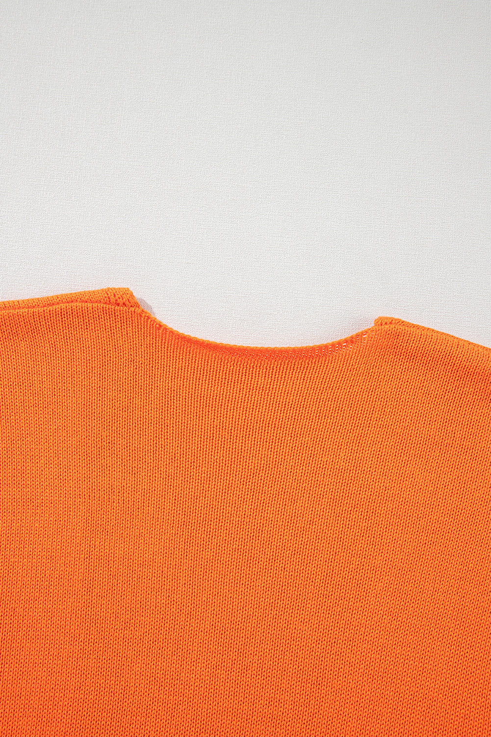 Orangefarbene strickjacke mit blumendruck und offener vorderseite