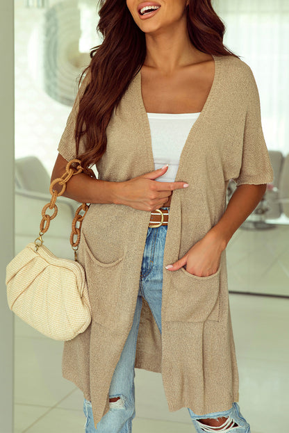 Khakifarbene dolman strickjacke mit halben ärmeln und taschen