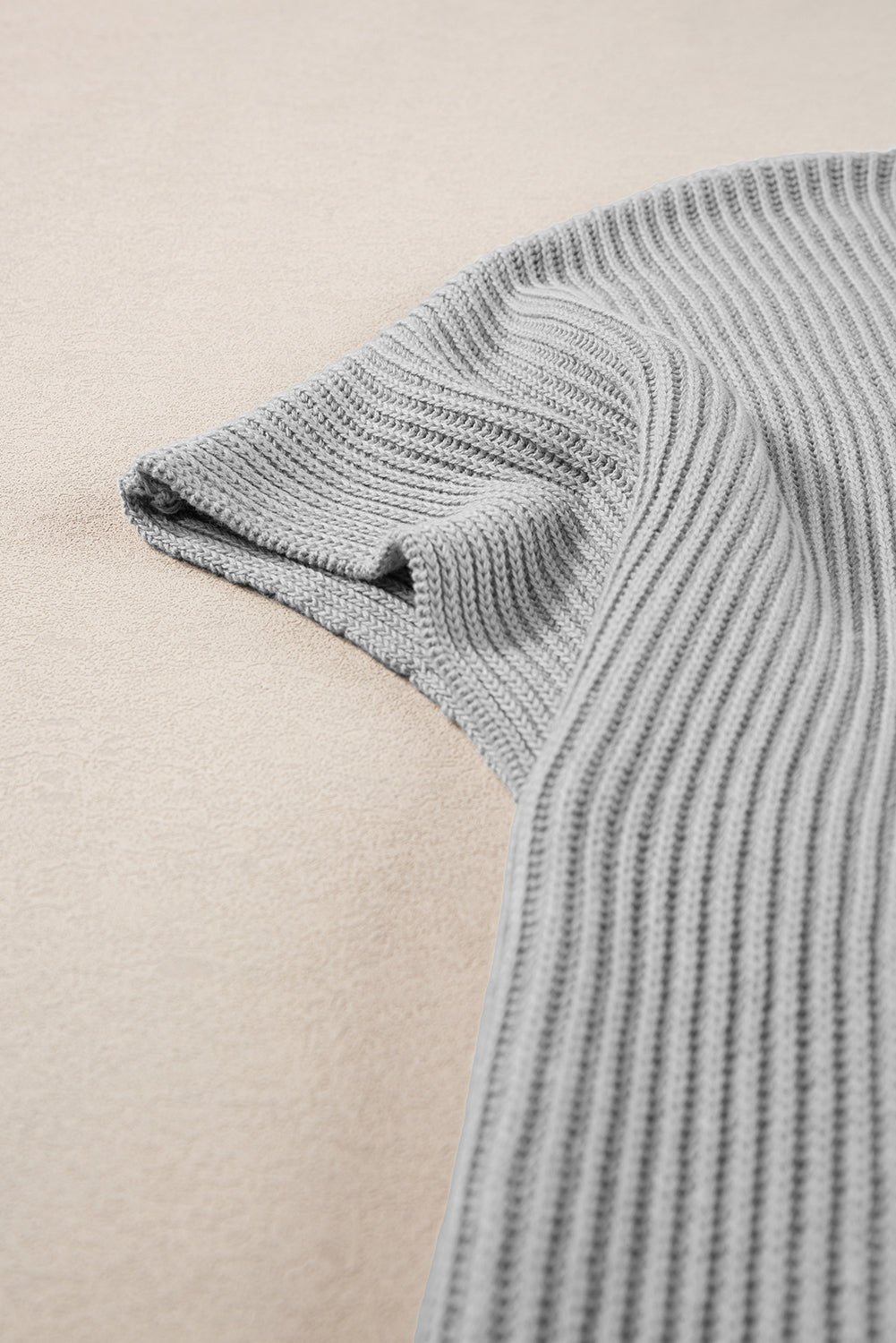 Grauer pullover mit kurzen ärmeln und seitenschlitz in übergröße