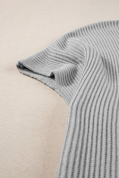 Grauer pullover mit kurzen ärmeln und seitenschlitz in übergröße