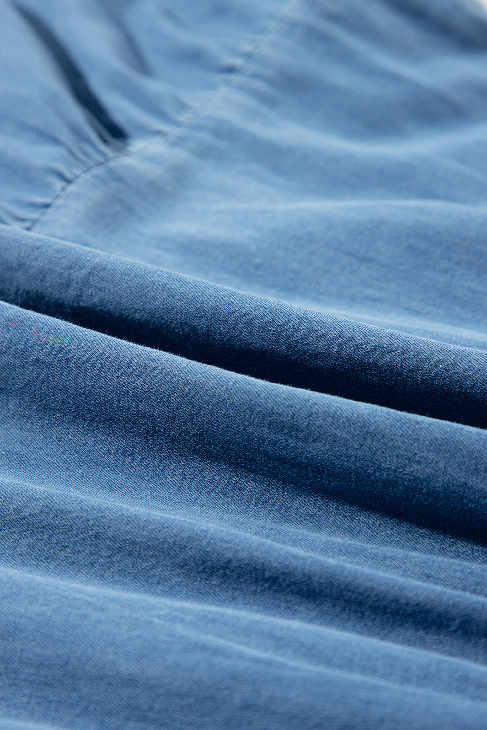 Blaues ärmelloses gestuftes chambray-maxikleid
