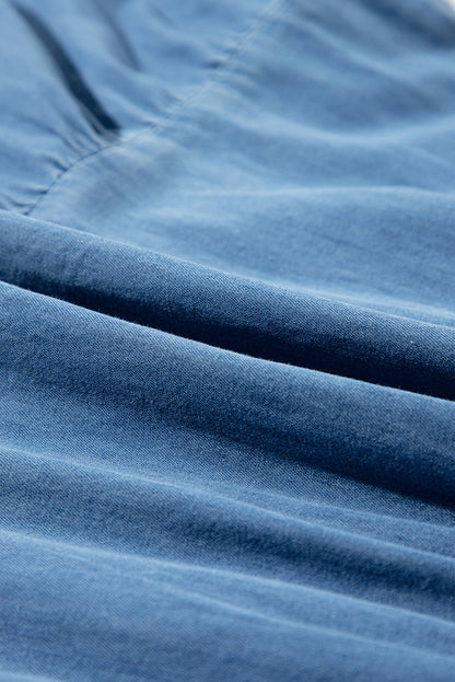 Blaues ärmelloses gestuftes chambray-maxikleid