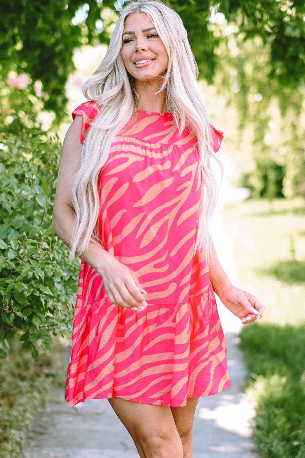 Rosa zebrastreifen bedrucktes kleid mit rüschenbesatz und taschen