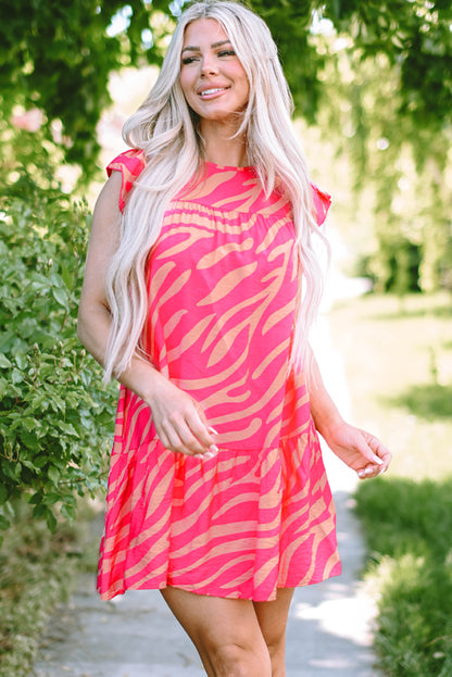 Rosa zebrastreifen bedrucktes kleid mit rüschenbesatz und taschen