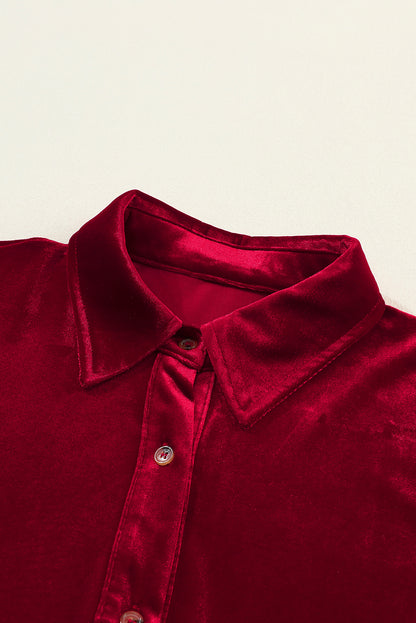 Feurig rotes kleid mit langen ärmeln und rüschen aus samt mit knopfleiste