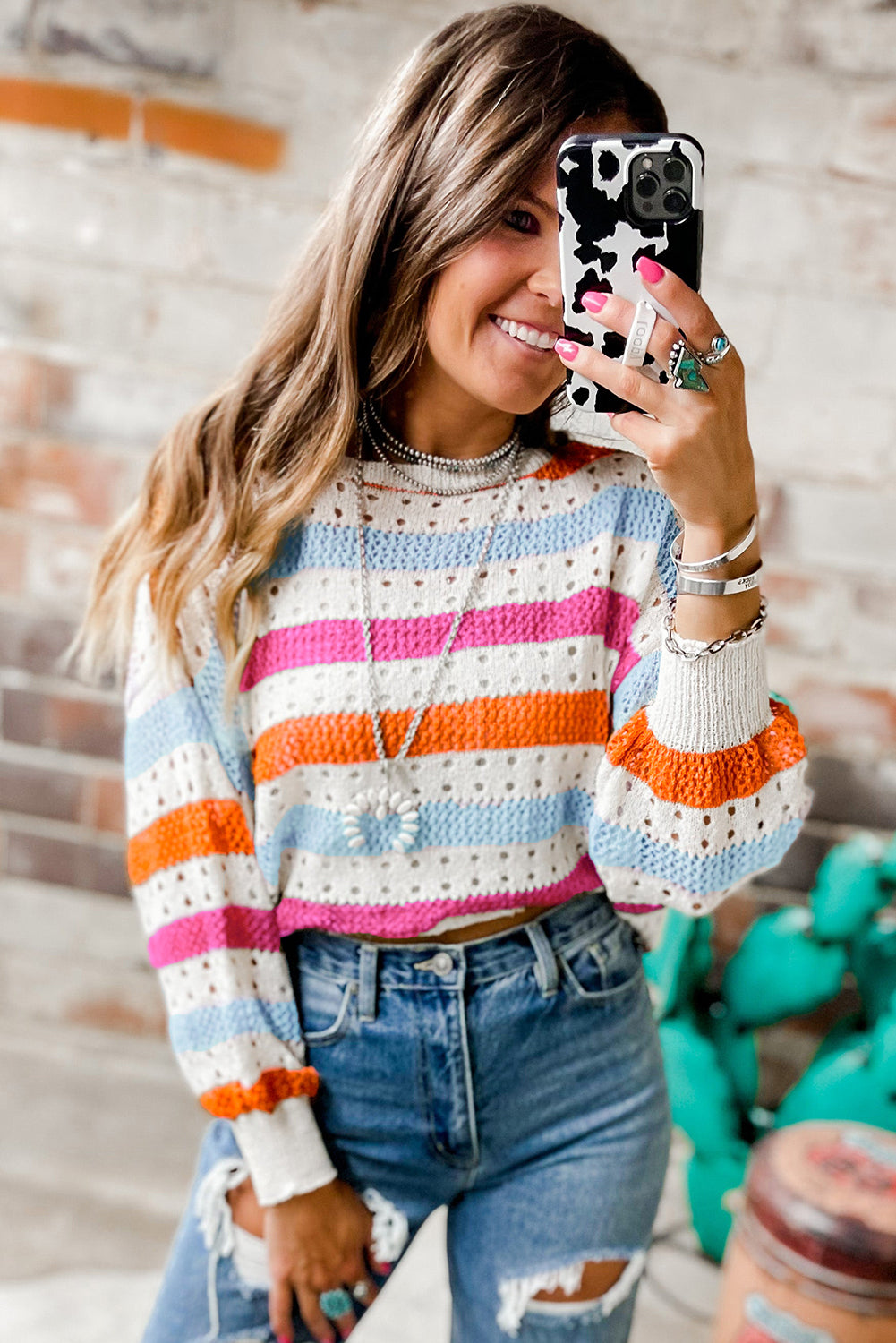 Gestreifter strickpullover mit lochmuster
