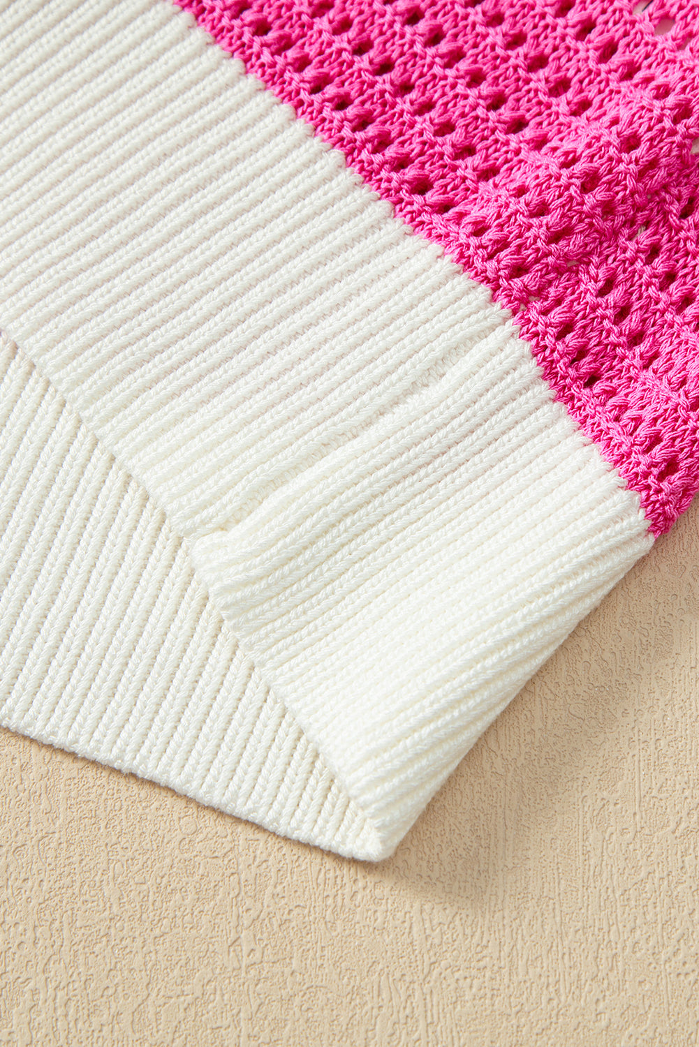 Weißes colorblock-häkelstrick-top mit gerafften kurzen ärmeln