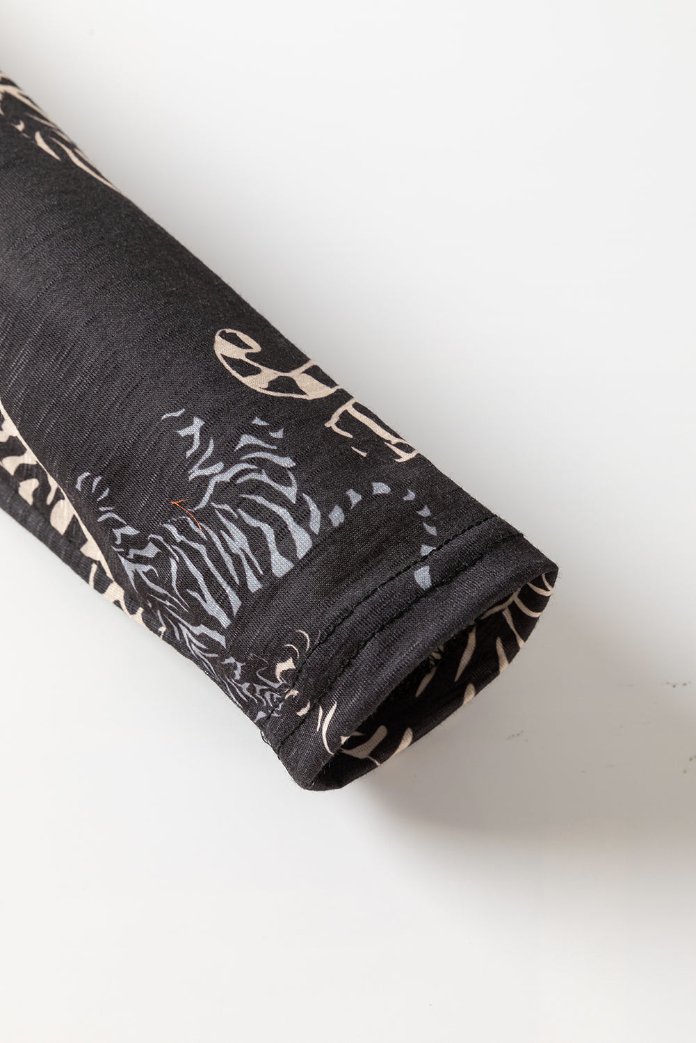 Schwarze wild tiger print knopfleiste strickjacke