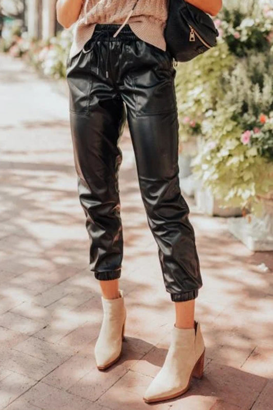 Schwarze kunstleder-jogginghose mit gesmokter taille und kordelzug