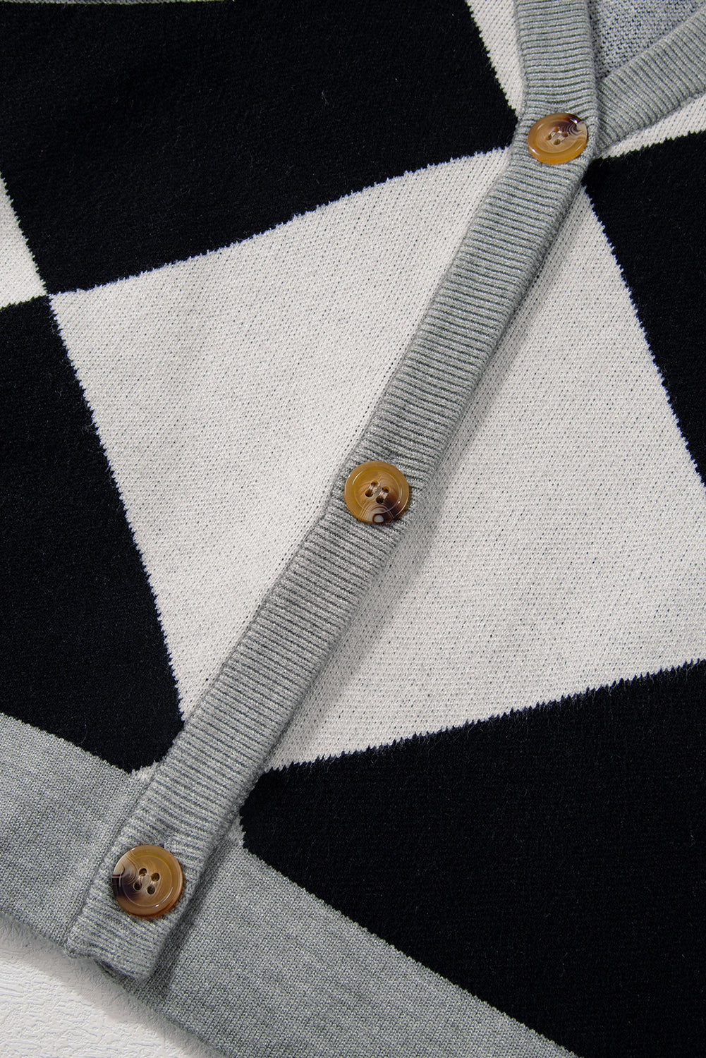 Schwarzer colorblock-cardigan mit geknöpften schultern und lockerer passform