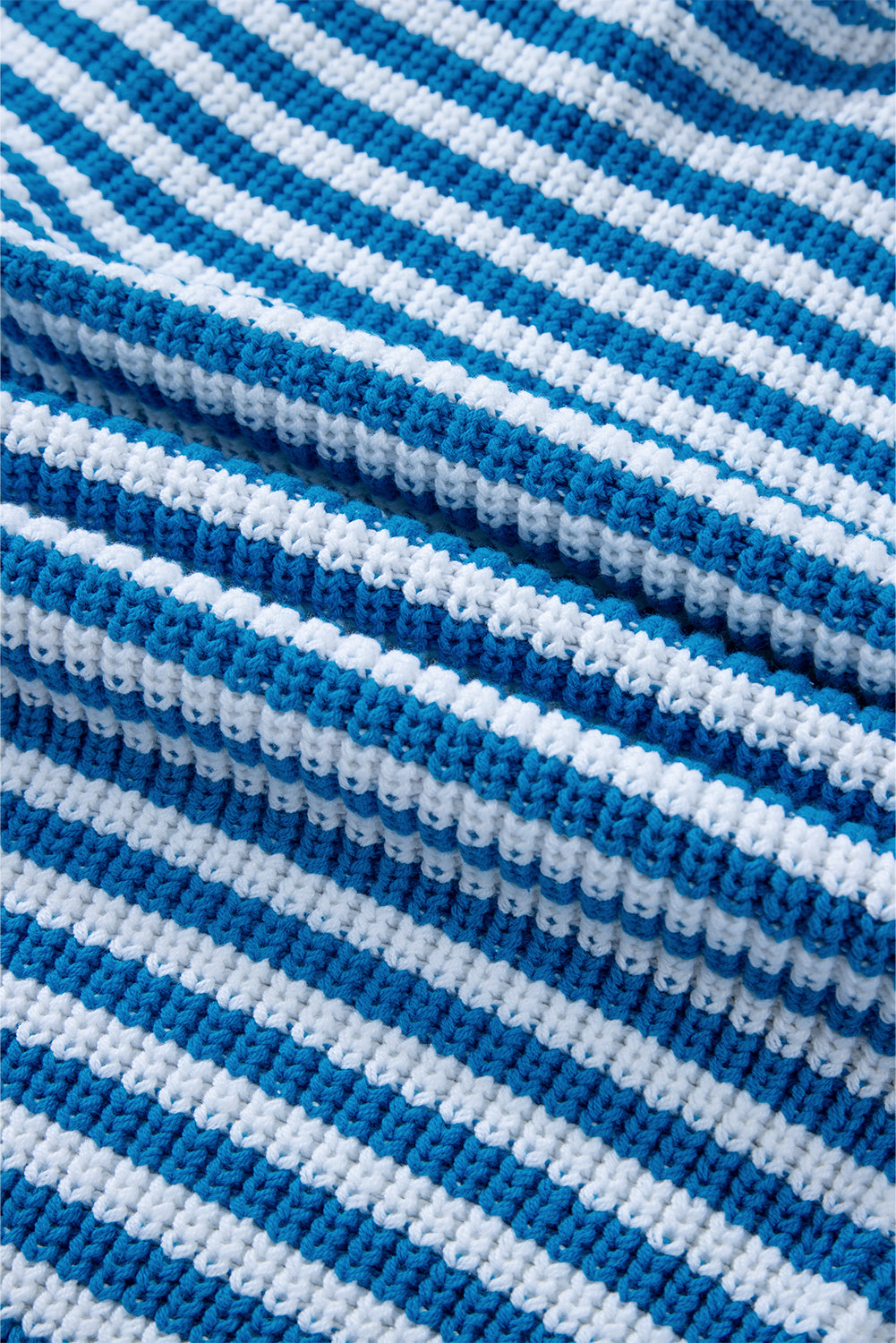 Himmelblauer streifen-pullover mit reißverschluss und schultertasche