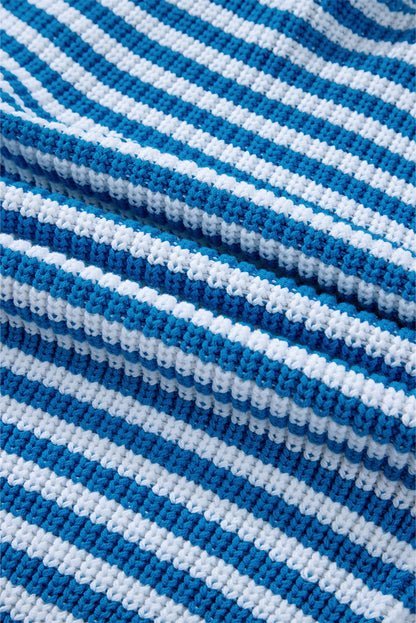 Himmelblauer streifen-pullover mit reißverschluss und schultertasche