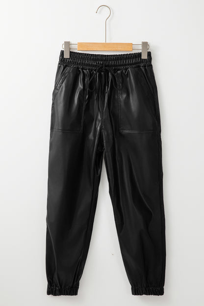 Schwarze kunstleder-jogginghose mit gesmokter taille und kordelzug
