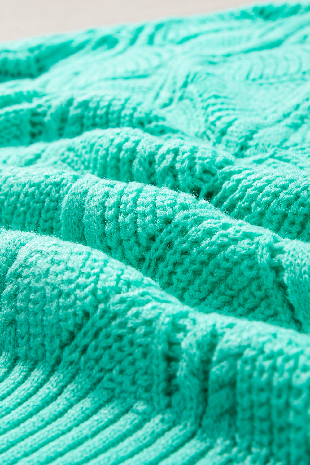 Mintgrüner strickpullover mit hohlem v-ausschnitt und tropfenschulter
