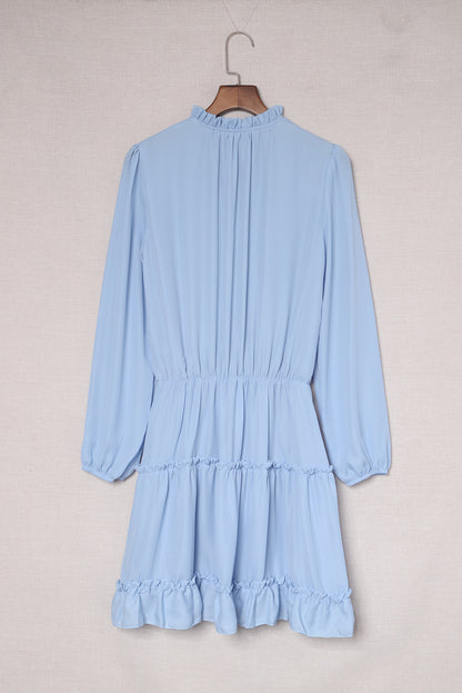 Hellblaues langärmeliges minikleid mit v-ausschnitt und rüschenbesatz