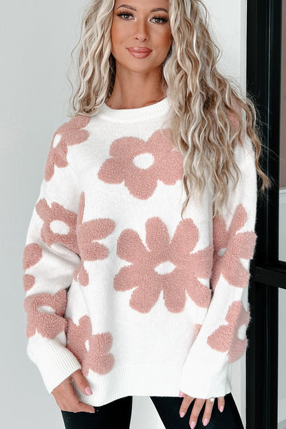 Weißer lockerer pullover mit strukturierten blumen an den schultern