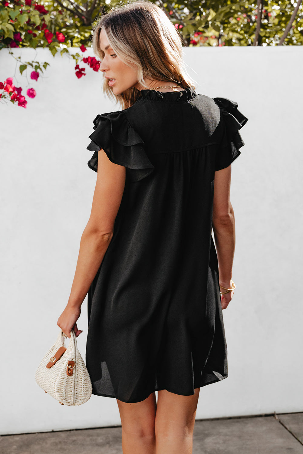 Schwarzes Shiftkleid mit Rüschenärmeln und V-Ausschnitt mit Rüschen