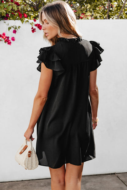 Schwarzes Shiftkleid mit Rüschenärmeln und V-Ausschnitt mit Rüschen