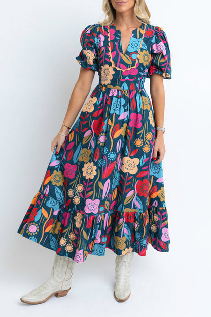 Grünes retro-maxikleid mit blumenmuster und geteiltem ausschnitt