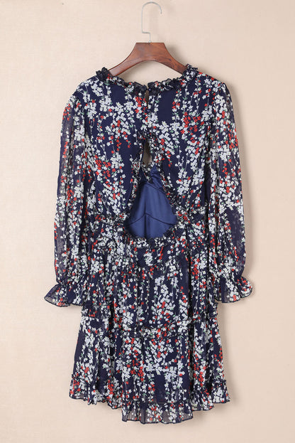 Blaues kleid mit rüschenbesatz und offenem rücken mit blumenmuster