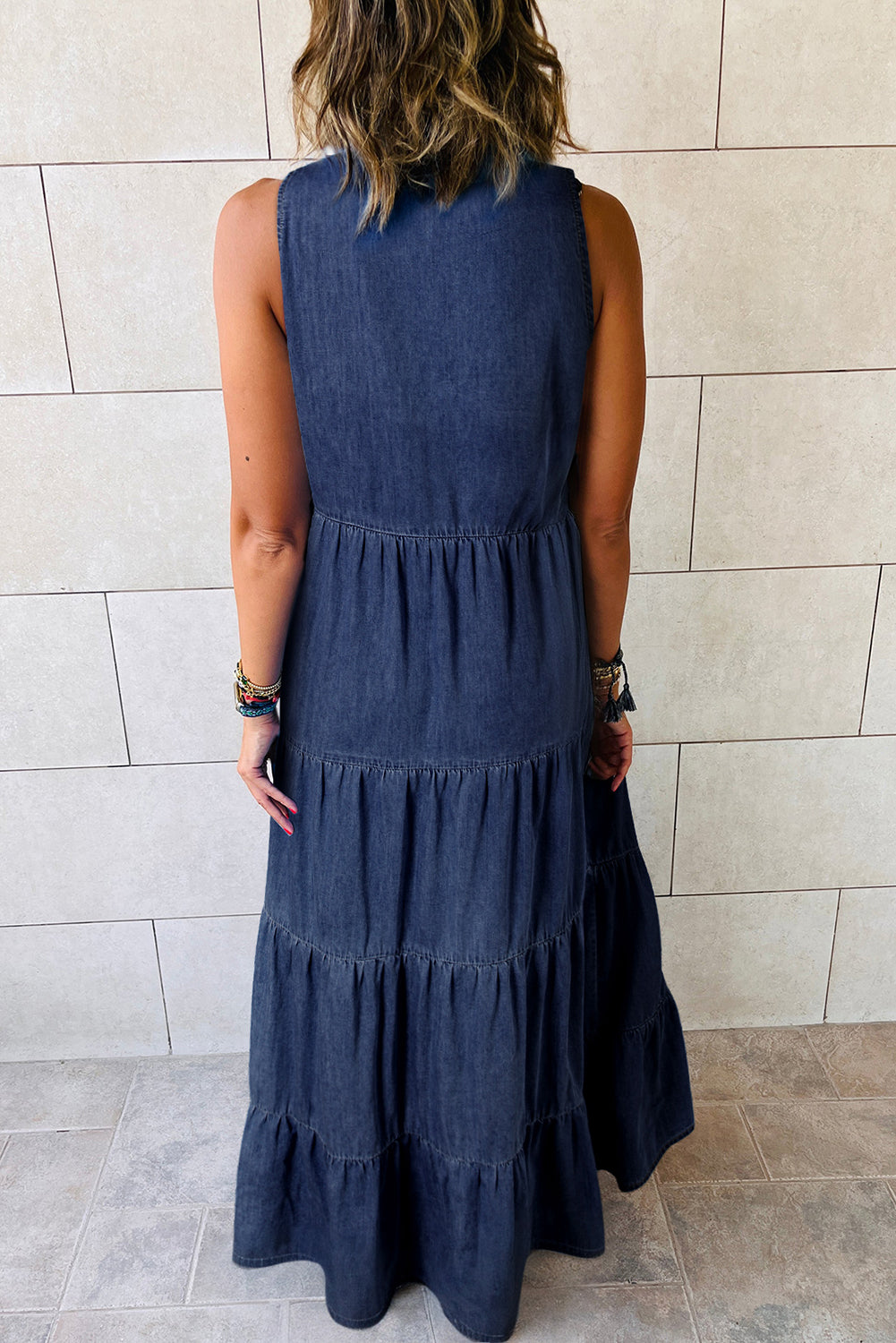 Ärmelloses, gestuftes Maxikleid aus Chambray in echtem Petrol