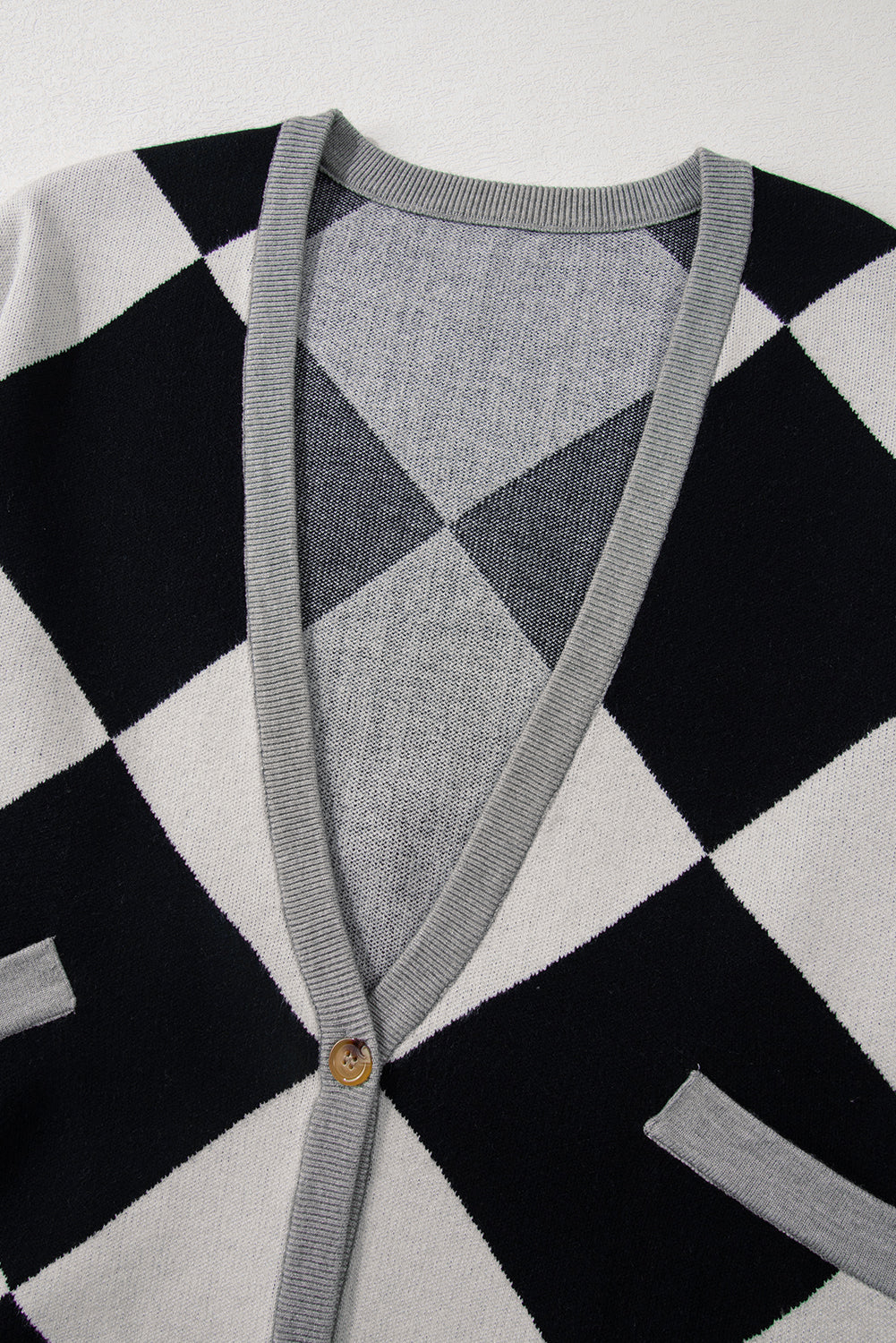 Schwarzer colorblock-cardigan mit geknöpften schultern und lockerer passform
