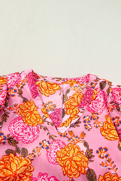 Rosa geblümtes minikleid mit v-ausschnitt und gerafften ärmeln