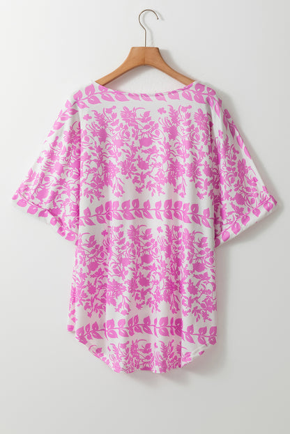 Weißes t-shirt mit gebogenem saum und blumenmuster in übergröße