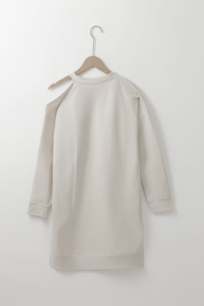 Khakifarbenes t-shirt-kleid mit kalten schultern und schlitzen
