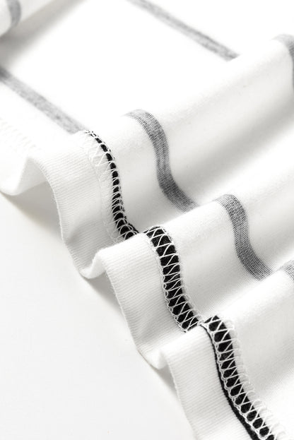 Weißes, gestreiftes, ärmelloses maxikleid mit schlitzen und offenem rücken