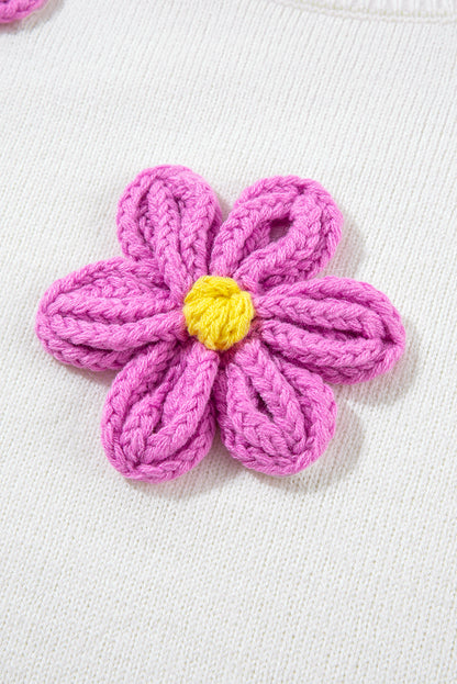 Weißer gehäkelter grobstrickpullover mit blumenmuster