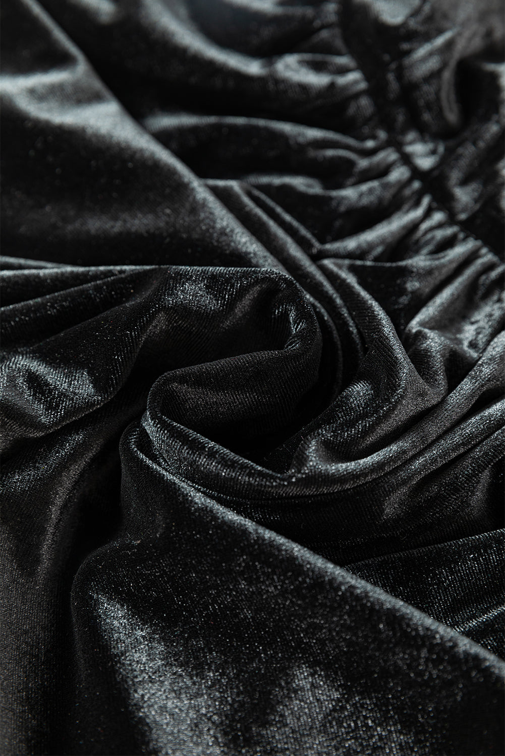 Schwarzes samtminikleid mit quadratischem ausschnitt und hoher taille und taschen