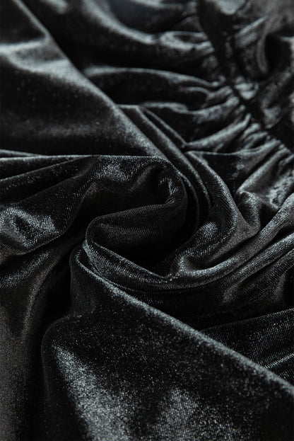 Schwarzes samtminikleid mit quadratischem ausschnitt und hoher taille und taschen
