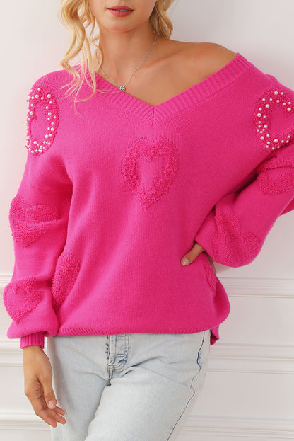 Rosenroter, perlenverzierter pullover mit v-ausschnitt und flauschigen herzen