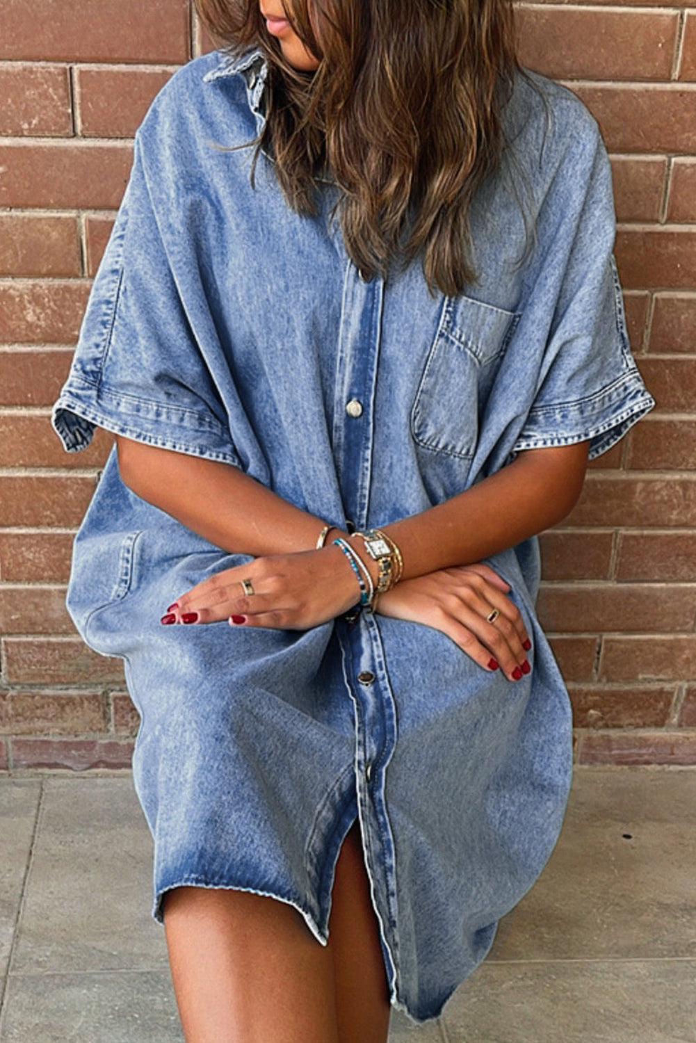 Hellblaues lockeres Hemd mit kurzen Ärmeln und mittlerer Waschung Chambray-Kleid