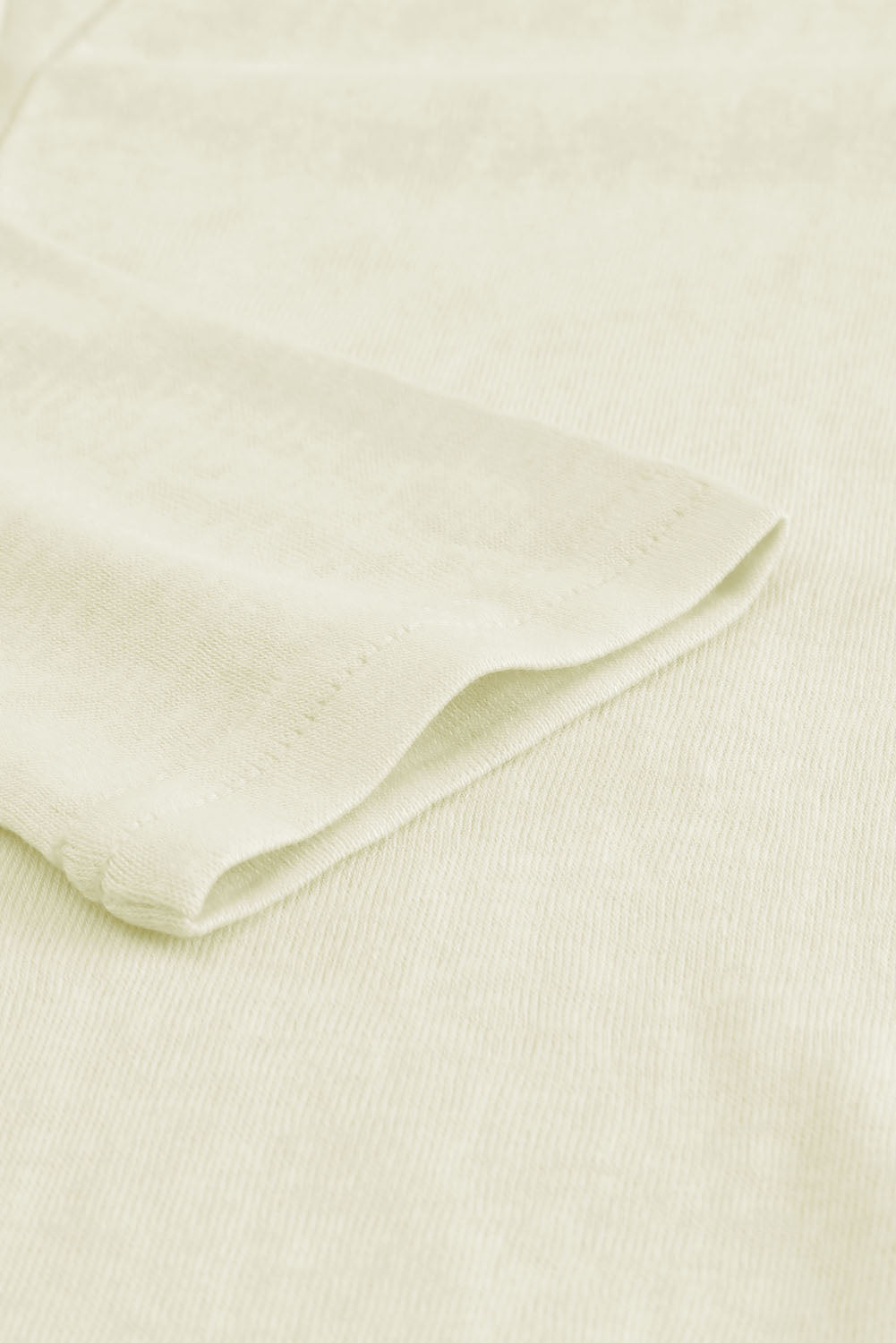 Beigefarbene strickjacke mit knöpfen und offener vorderseite