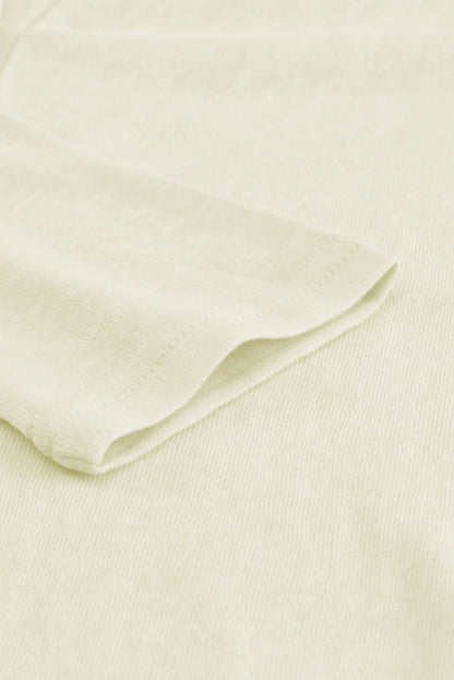 Beigefarbene strickjacke mit knöpfen und offener vorderseite