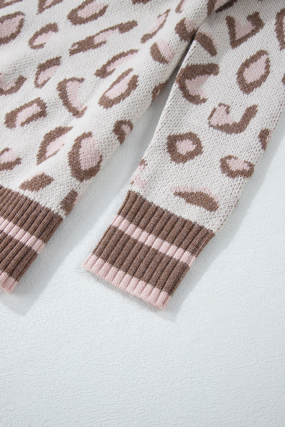 Brauner zweifarbiger pullover mit geripptem saum und leopardenmuster