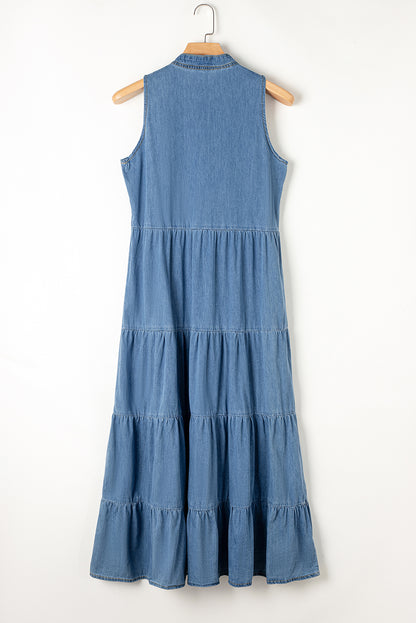 Blaues ärmelloses gestuftes chambray-maxikleid