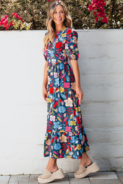 Grünes retro-maxikleid mit blumenmuster und geteiltem ausschnitt