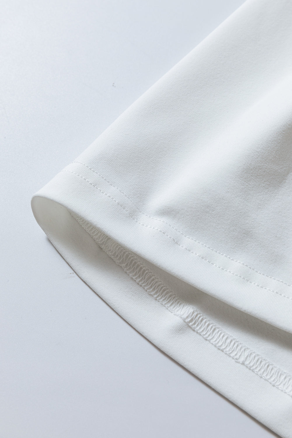 Weißes kurzärmeliges freizeitkleid mit gerüschtem saum