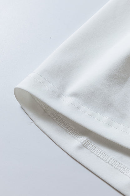 Weißes kurzärmeliges freizeitkleid mit gerüschtem saum