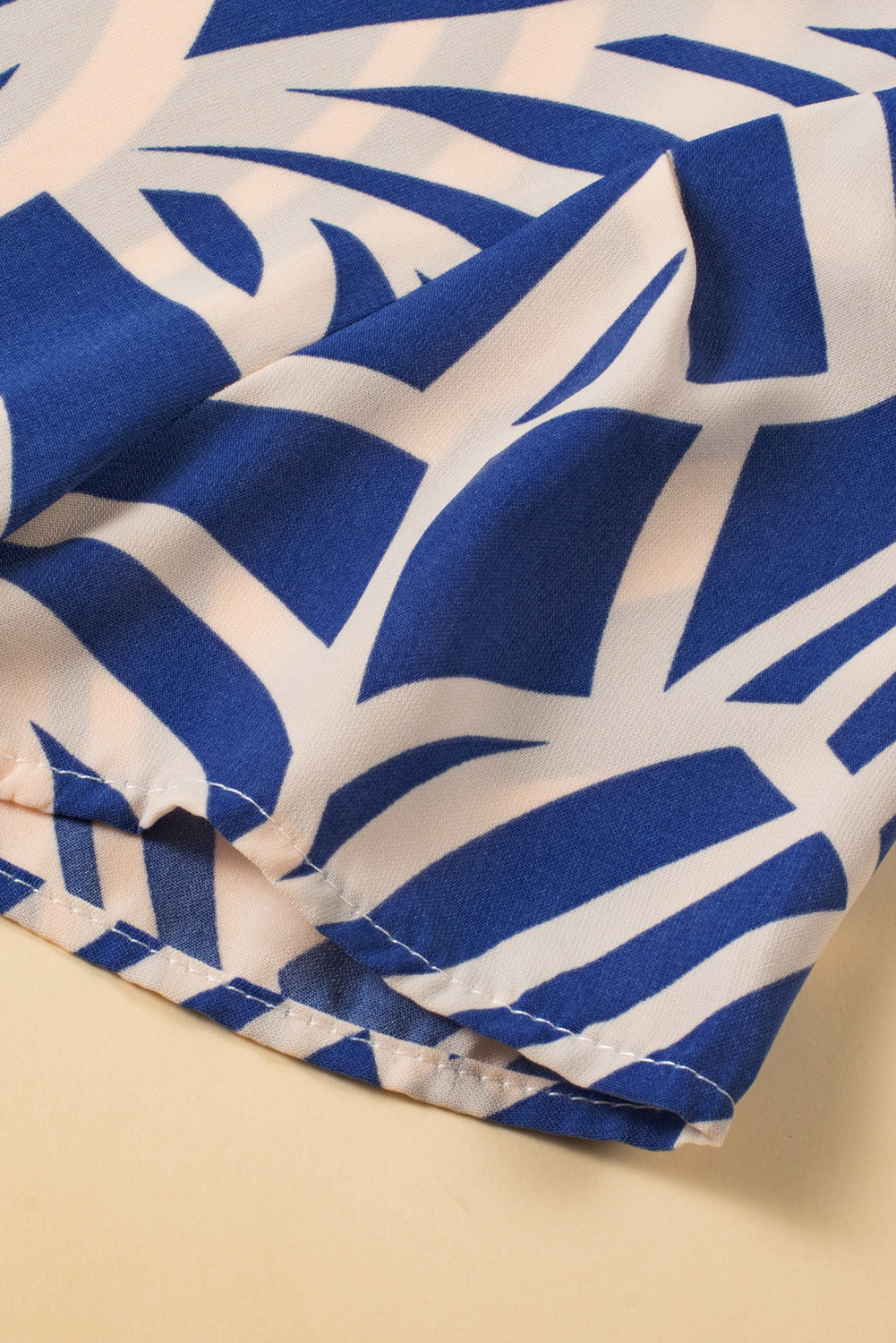 Himmelblaues boho bedrucktes kleid mit kurzen ärmeln und flare-teilung