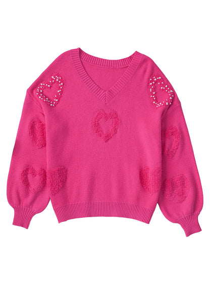 Rosenroter, perlenverzierter pullover mit v-ausschnitt und flauschigen herzen