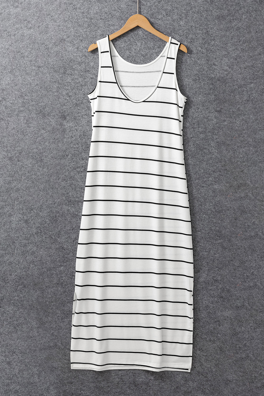 Weißes, gestreiftes, ärmelloses maxikleid mit schlitzen und offenem rücken