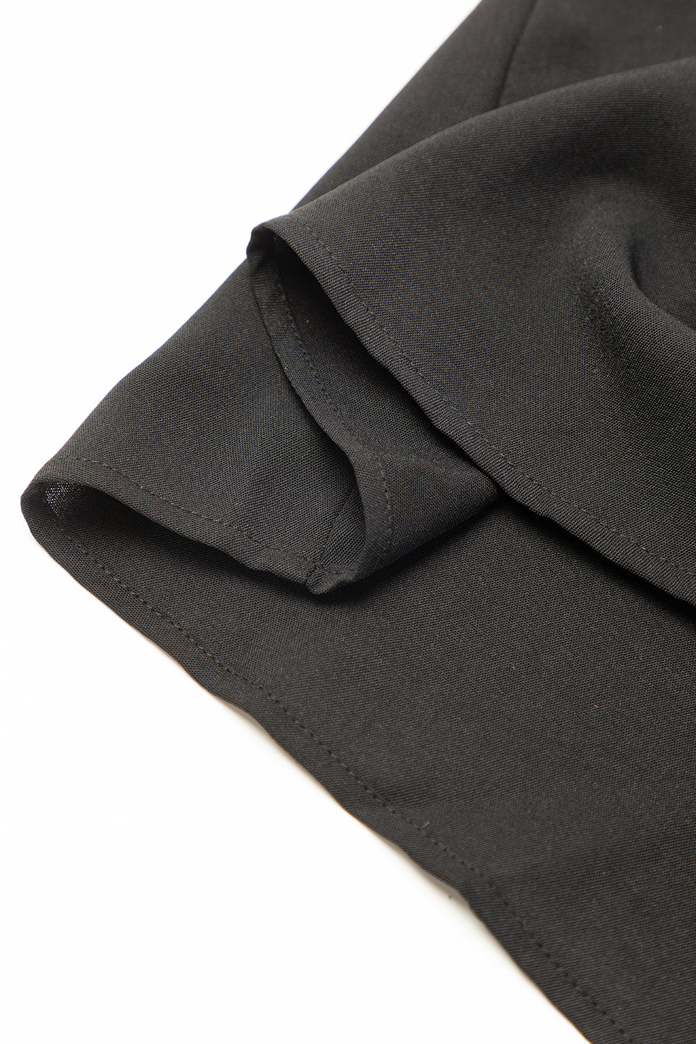 Schwarzes Shiftkleid mit Rüschenärmeln und V-Ausschnitt mit Rüschen