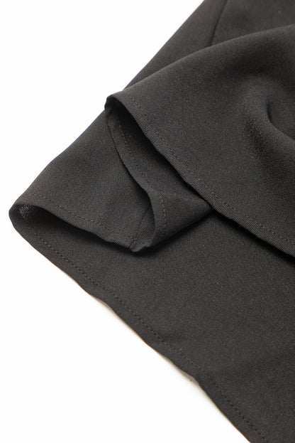 Schwarzes Shiftkleid mit Rüschenärmeln und V-Ausschnitt mit Rüschen