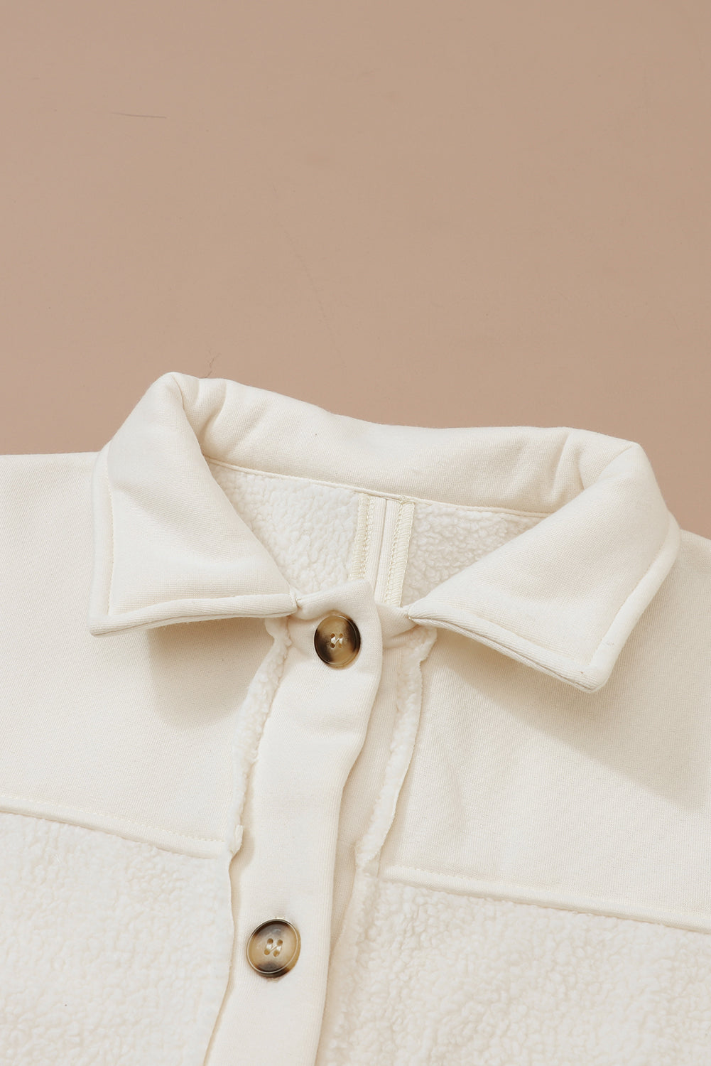 Beige knopfleiste mit nähten tasche rohsaum jacke