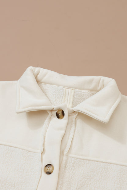 Beige knopfleiste mit nähten tasche rohsaum jacke